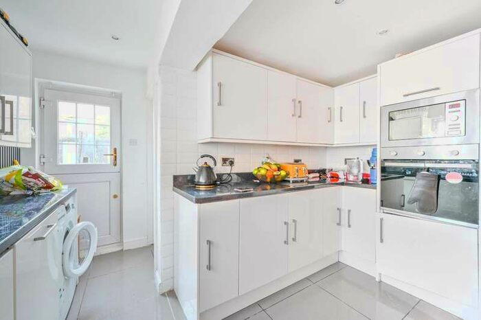 4 Bedroom Semi-Detached House To Rent In Roman Road, Beckton, E6