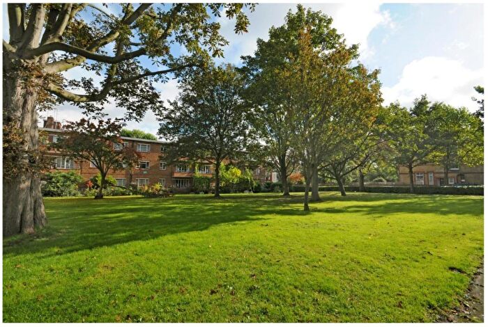 2 Bedroom Flat To Rent In Lane Court, Bollingbroke Grove, SW11