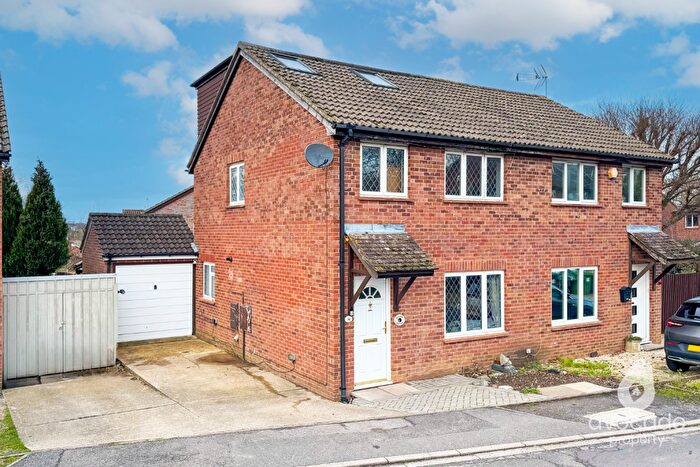 3 Bedroom Semi Detached House For Sale In Mortimer Gardens, Tadley, RG26