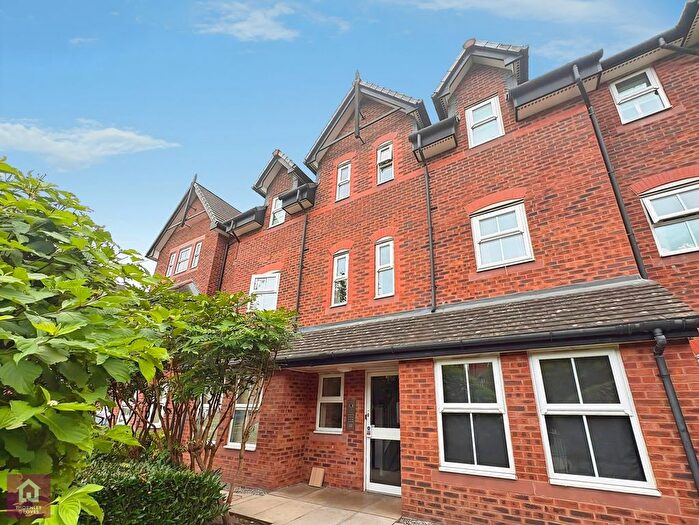2 Bedroom Flat To Rent In New Copper Moss, Altrincham, Greater Manchester, WA15