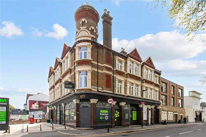 Apartment To Rent In Frobisher Road, London, N8