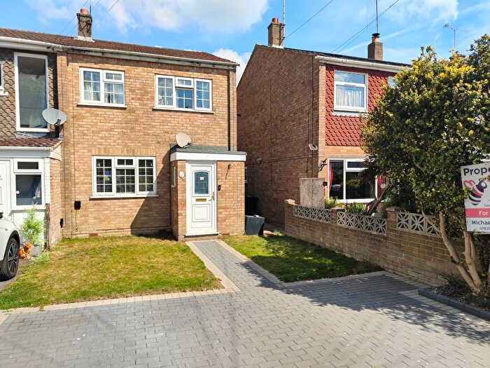3 Bedroom End Of Terrace House For Sale In School Lane, Yateley, Hampshire, GU46