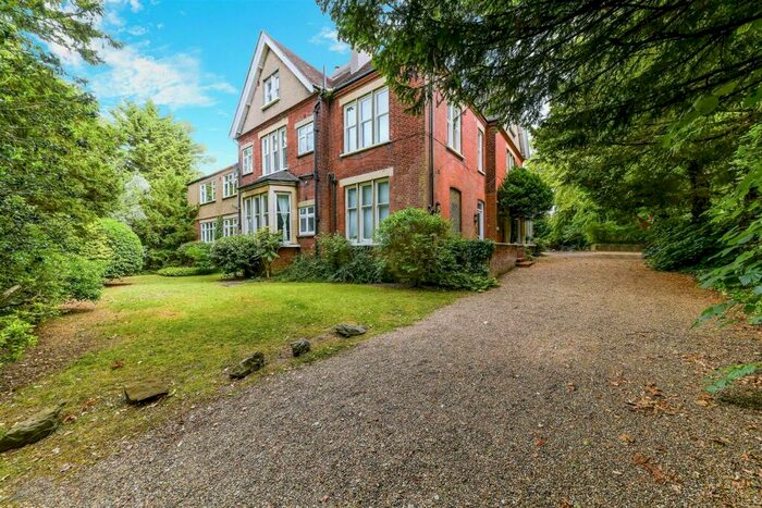 1 Bedroom Apartment To Rent In Langley Court, Langley Pk Rd, SM2