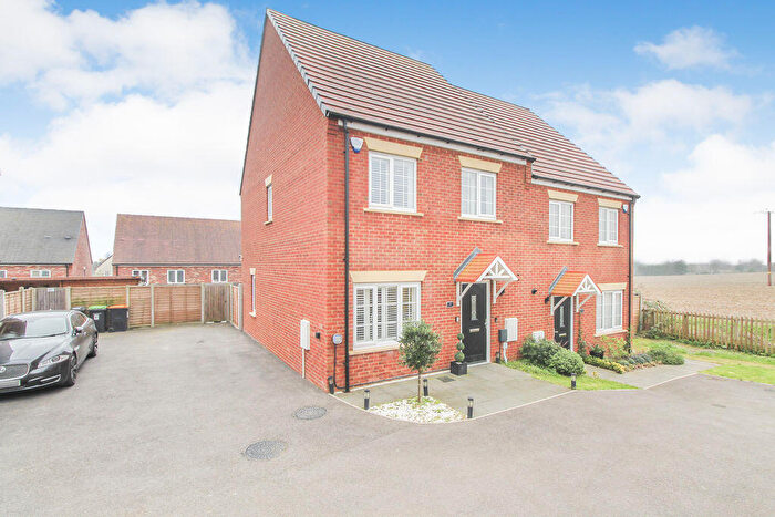 3 Bedroom Semi Detached House For Sale In Nightingale Road, Great Barford, MK44