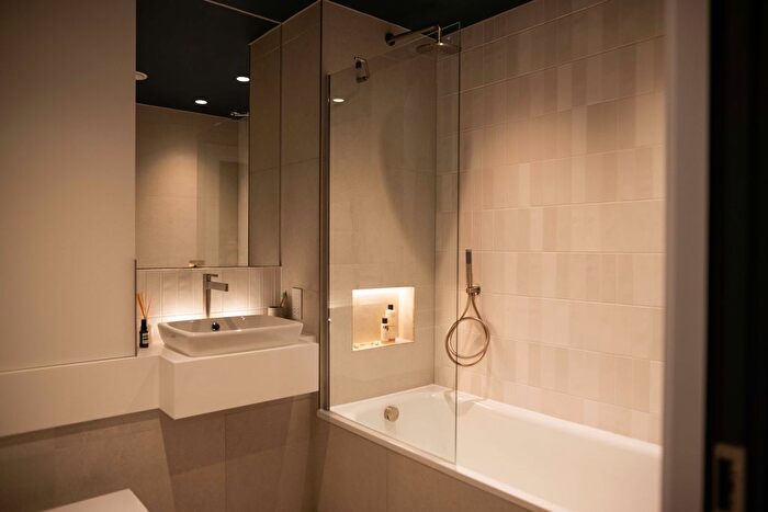 2 Bedroom Flat For Sale In King Street, London, W6