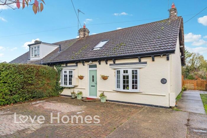 3 Bedroom Semi Detached House For Sale In Luton Road, Chalton, LU4