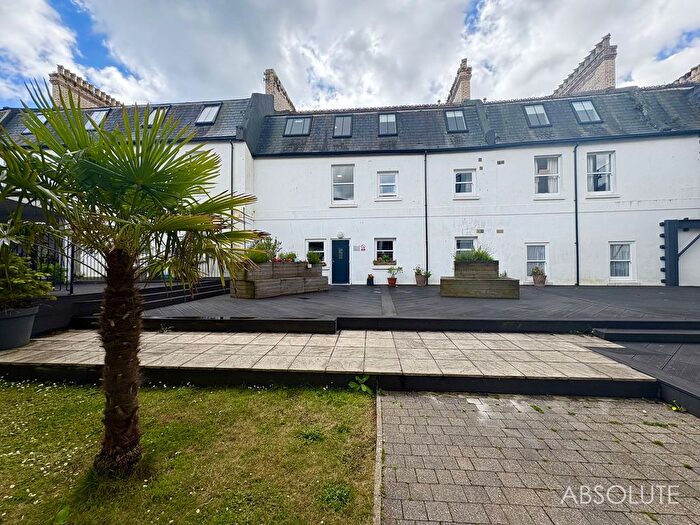 2 Bedroom Flat To Rent In Bishops Place, Paignton, TQ3