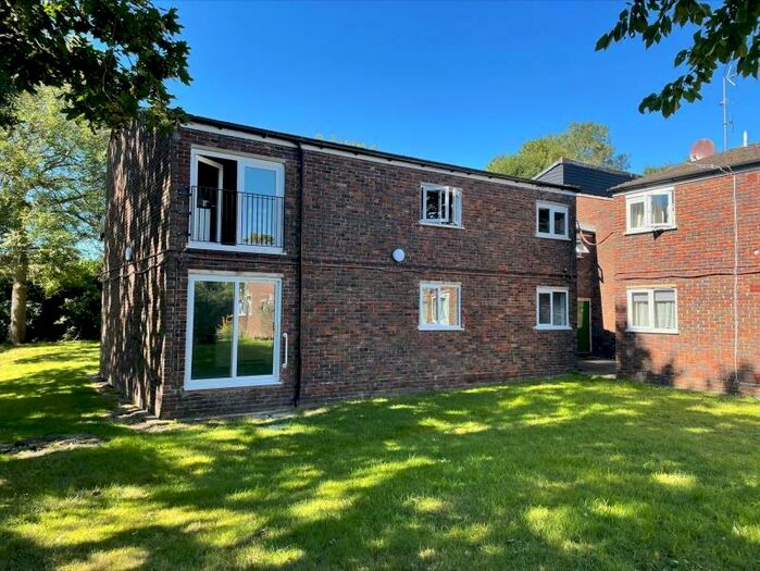 2 Bedroom Apartment To Rent In Warren Bank, Simpson, MK6