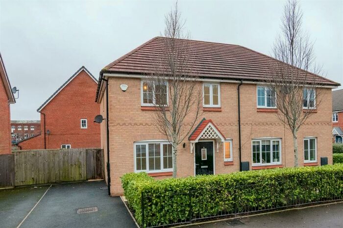 4 Bedroom Semi-Detached House To Rent In Heyfields, Worsley, M28