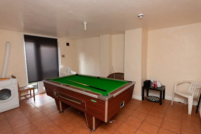 7 Bedroom Terraced House To Rent In Headingley Avenue, Leeds, West Yorkshire, LS6