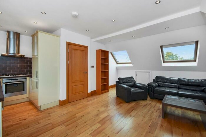 2 Bedroom Flat To Rent In Woodside Avenue, North Finchley, N12