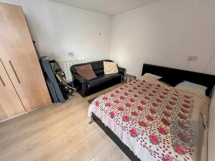 Studio To Rent In Clairvale Road, Heston, TW5