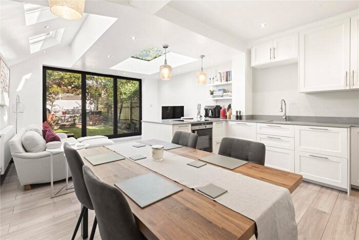 2 Bedroom Apartment For Sale In Scholars Road, London, SW12