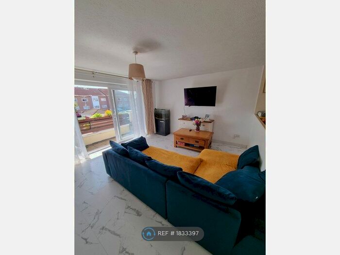 2 Bedroom Flat To Rent In Kings Court East, Eastbourne, BN23