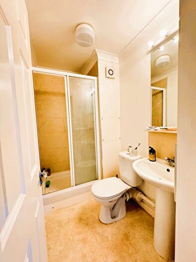 2 Bedroom Flat To Rent In Brixton Road, London, SW9
