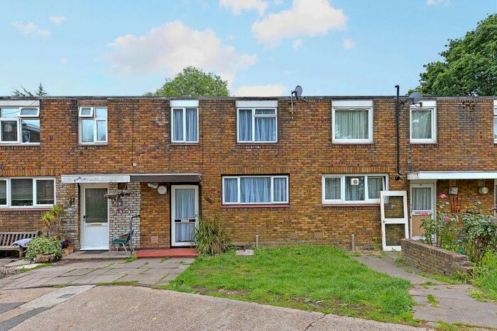 4 Bedroom Flat To Rent In Upgrove Manor Way, Cressingham Gardens, Tulse Hill, London, SW2