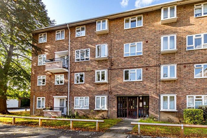 1 Bedroom Flat To Rent In Sutton Court, Fauconberg Road, London, W4