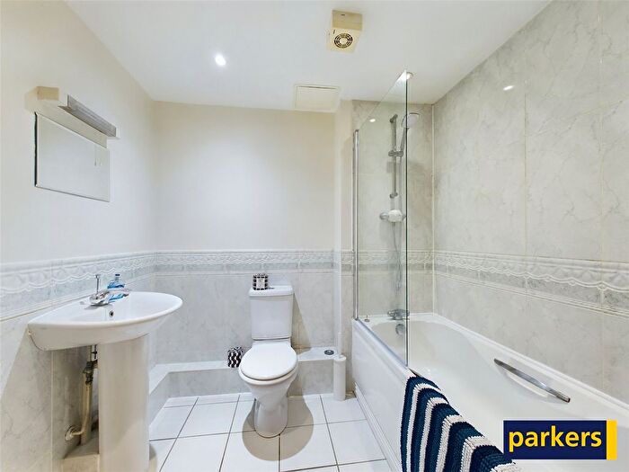2 Bedroom Flat For Sale In Carmelite Drive, Reading, Berkshire, RG30