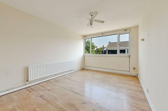1 Bedroom Flat For Sale In Brent Lea, Brentford, TW8