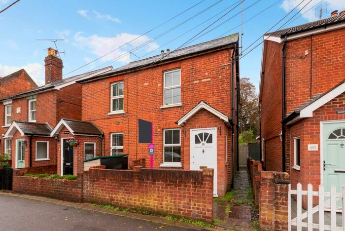 3 Bedroom Semi-Detached House To Rent In Binfield Road Bracknell, RG42