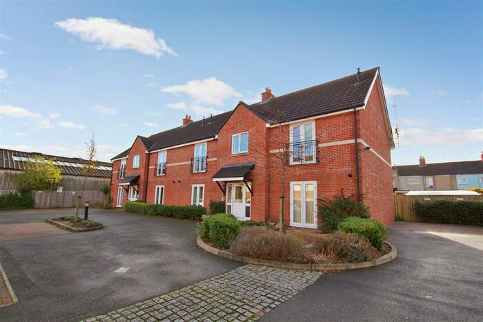 2 Bedroom Flat To Rent In Argyle Street, Gorse Hill, Swindon, SN2