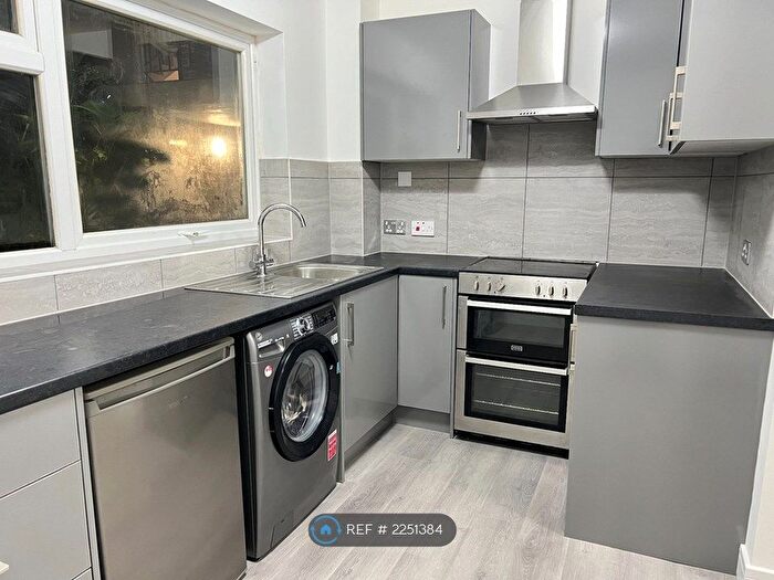 2 Bedroom Flat To Rent In Baron Court, Reading, RG30