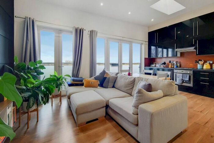 2 Bedroom Flat To Rent In New Park Road, Streatham Hill, London, SW2