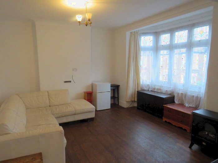 2 Bedroom Flat To Rent In Northbank Road, Walthamstow, E17