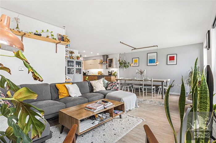 3 Bedroom Flat To Rent In Emerald Apartments, Homerton Road, Hackney, London, E9