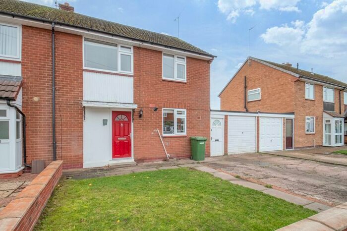 3 Bedroom Property To Rent In Meadow Road, Alcester, B49