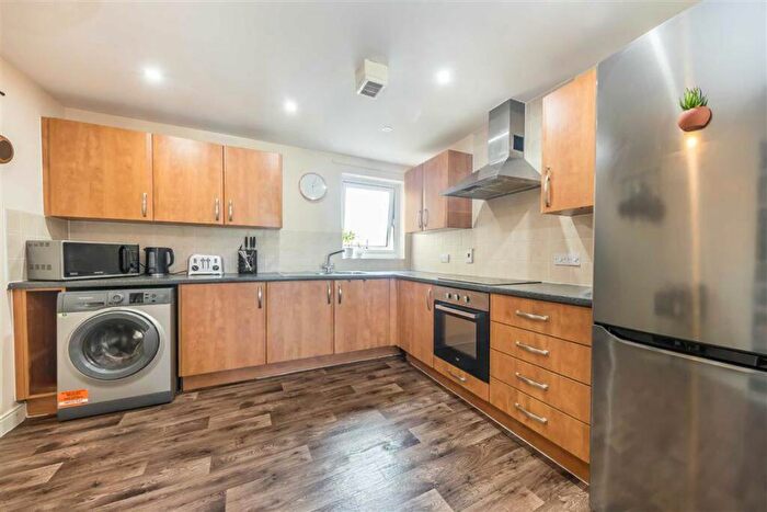 2 Bedroom Flat For Sale In Candle Street, Mile End, E1