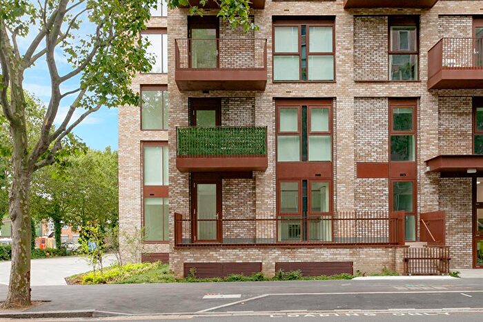 3 Bedroom Flat To Rent In Thames Road, London, E16