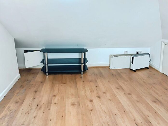 1 Bedroom Flat To Rent In Aldborough Road South, Seven Kings, Ilford, IG3