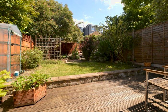 2 Bedroom Flat To Rent In Fenwick Road Peckham, SE15
