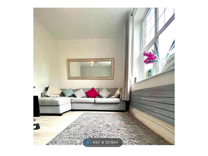 2 Bedroom Flat To Rent In Woodside Park Road, London, N12