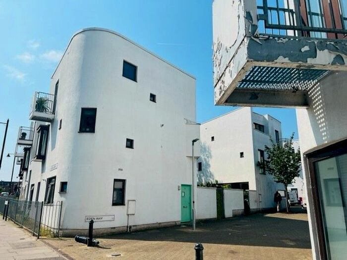2 Bedroom Flat To Rent In Eden Way, Bow, E3