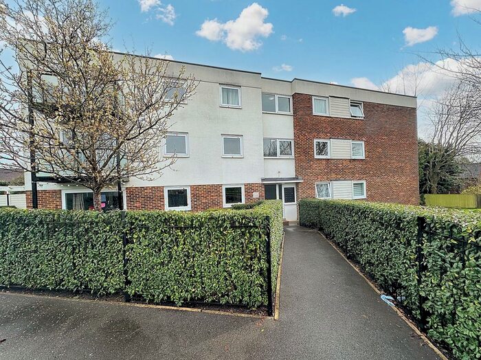 2 Bedroom Flat To Rent In Valley Road, Uxbridge, Middlesex, UB10