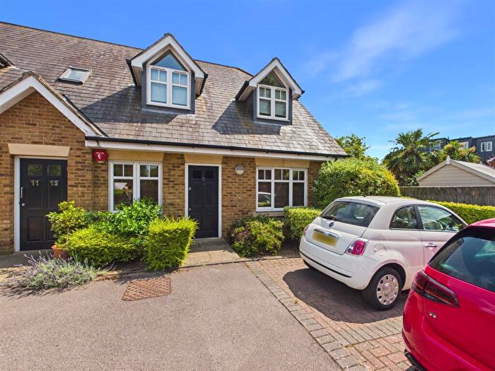2 Bedroom Apartment For Sale In Manor Road, Walton-On-Thames, KT12