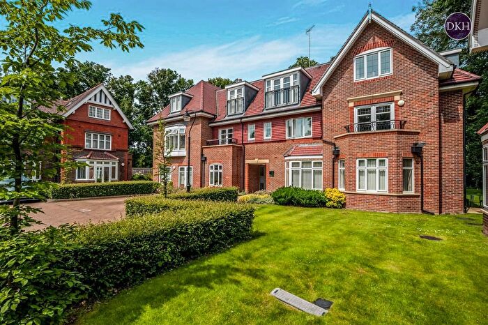 3 Bedroom Flat For Sale In Nascot Wood Road, Watford, Hertfordshire, WD17