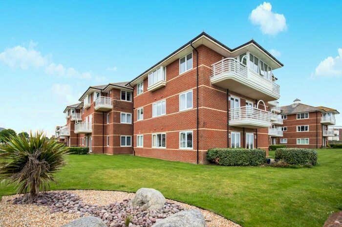 3 Bedroom Apartment To Rent In Seafront Flat In Rustington, BN16