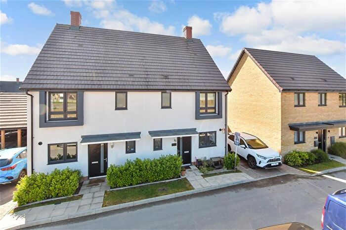 3 Bedroom Semi-detached House For Sale In Saddleback Close, Ashford, Kent, TN25