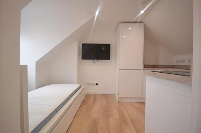 Apartment To Rent In Elm Park Road, Reading, Berkshire, RG30