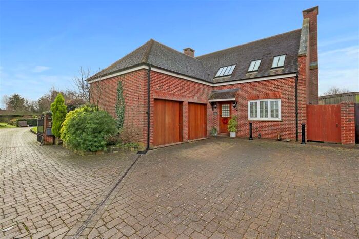 4 Bedroom House For Sale In The White Friars, Boreham Street, BN27