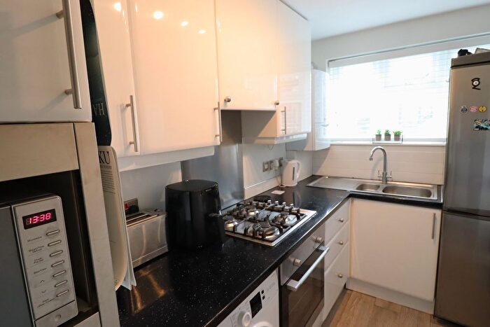 1 Bedroom Flat For Sale In Marina Avenue, Rayleigh, SS6