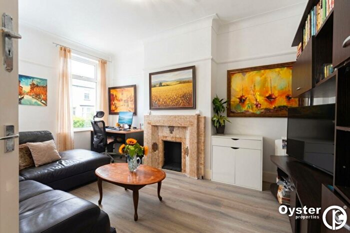 2 Bedroom Flat To Rent In Cockfosters Road, Barnet, EN4