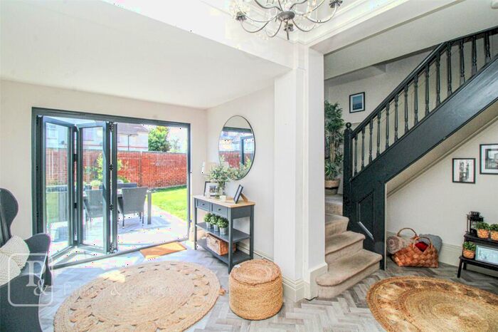 5 Bedroom Link Detached House For Sale In Skelmersdale Road, Clacton-on-Sea, Essex, CO15