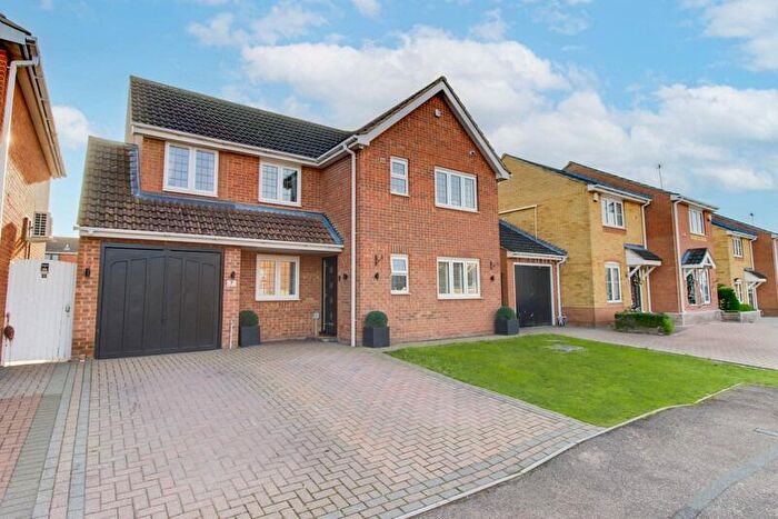 3 Bedroom Semi-Detached House For Sale In Thorpe Close, Wickford, Essex, SS12