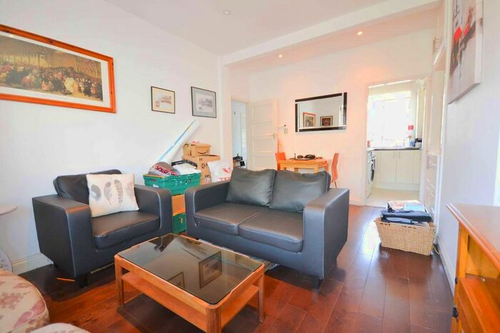 2 Bedroom Flat To Rent In St Georges Court, Elephant &amp; Castle, London SE1