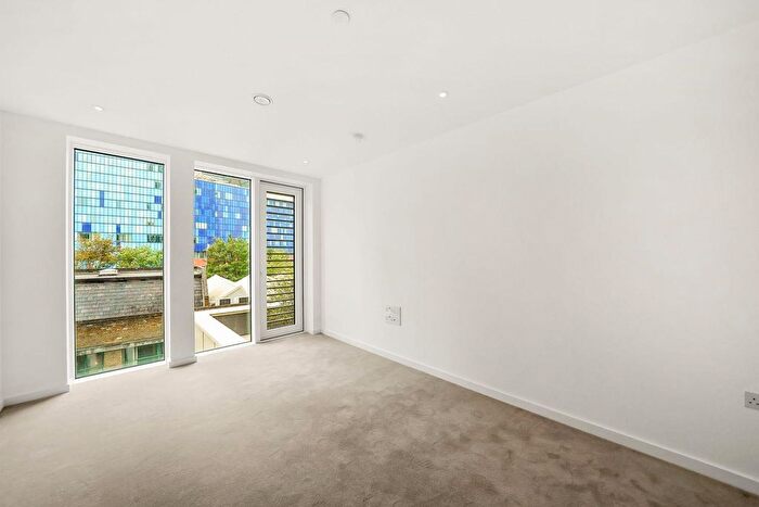 2 Bedroom Flat To Rent In Cendal Crescent, London, E1