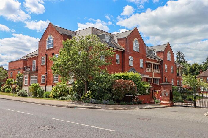 2 Bedroom Flat For Sale In Potters Place, Horsham, RH12